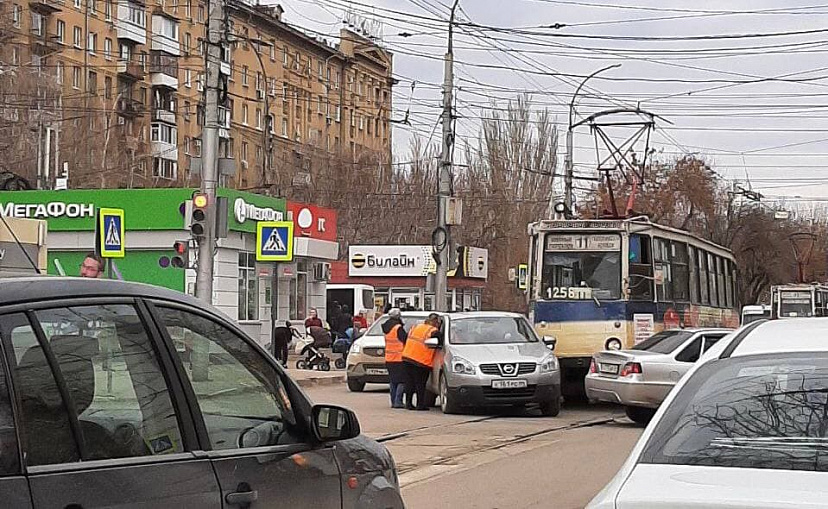 ДТП в центре Саратова остановило движение трамваев