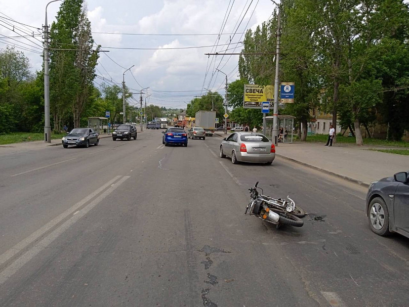 Две девушки на мопеде травмировались в ДТП с иномаркой