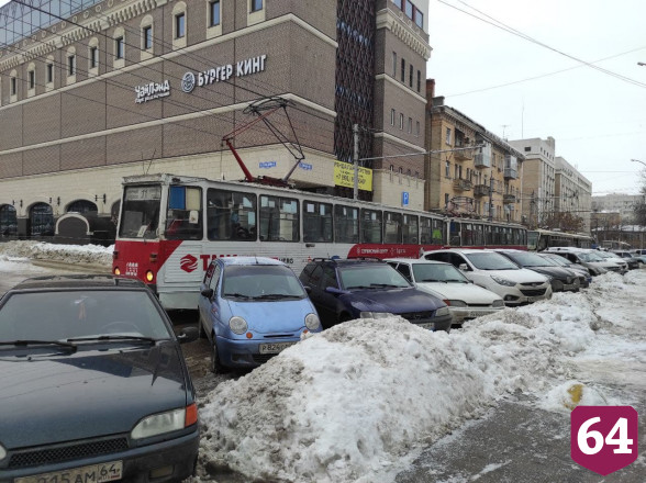 В Мирном переулке припаркованные машины мешают движению трамваев 