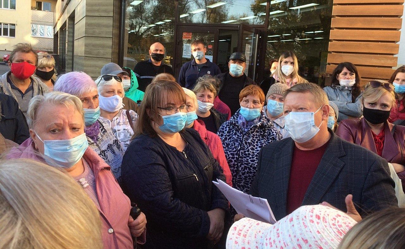 Жители саратовских поселков пожаловались Панкову на нехватку школ и плохие дороги