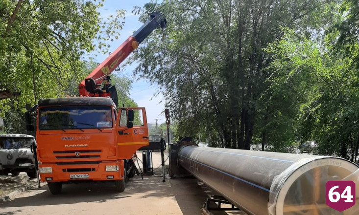 Коммунальщики завершают замену труб на улице Плодородной
