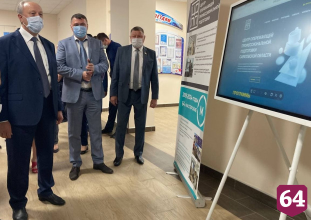 Саратовские школьники показали губернатору танцующего робота