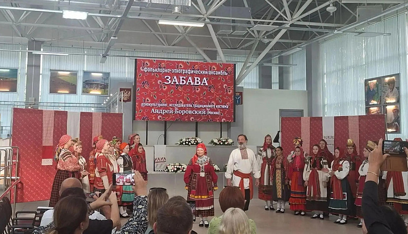 На культурно-историческом форуме в Саратове дефилировали в народных костюмах