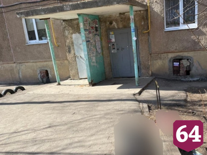 Жители многоэтажки под Саратовом нашли труп соседа у подъезда