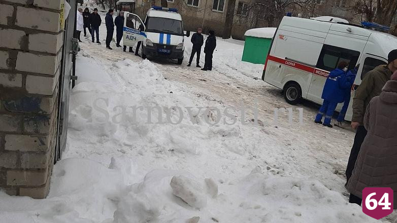 Жительница Саратова обратилась к Путину после гибели сына от глыбы льда