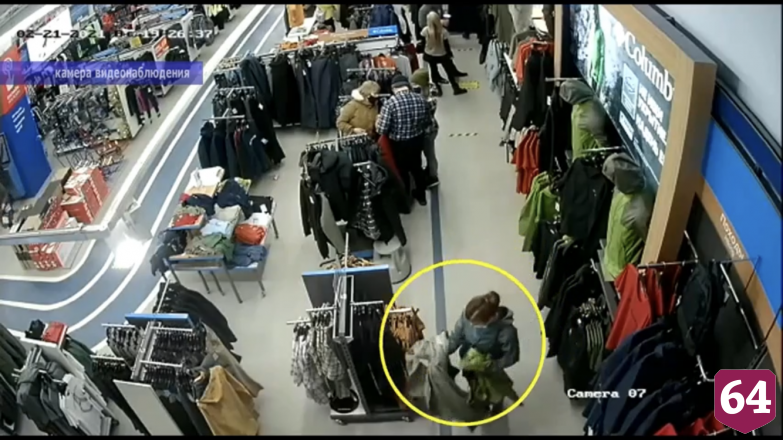 Москвичка украла вещи в спортивном магазине и попала на камеры