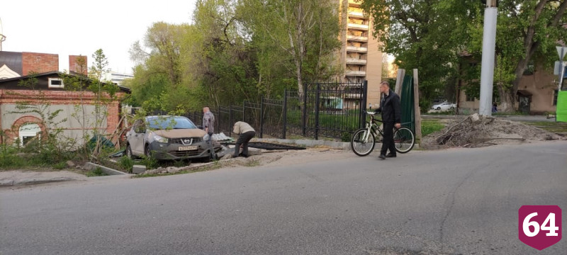 В Саратове иномарка с детьми в салоне снесла ворота храма