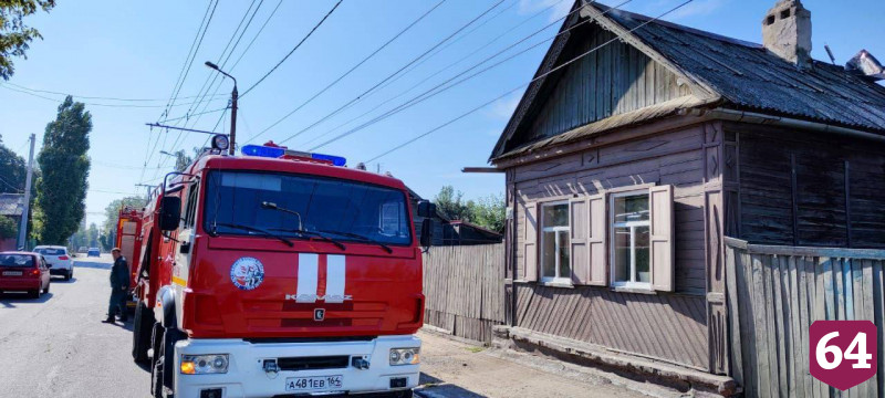 В Саратове пожарные отбивают от огня частный дом