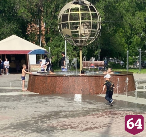 Саратовцы заступились за купающихся в фонтане детей
