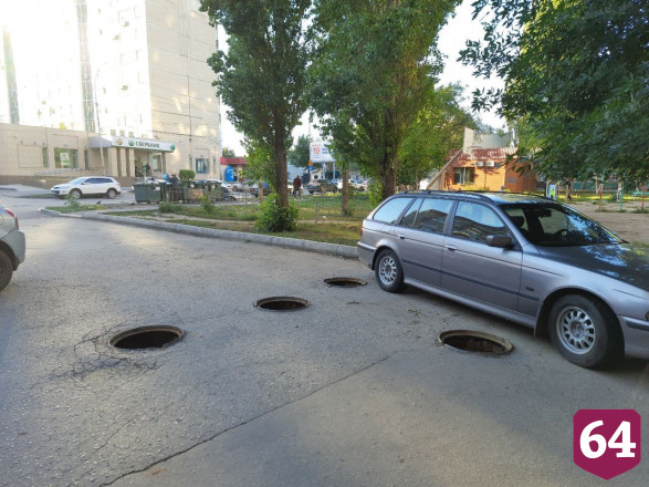 На одном участке дороги в Саратове открыты 4 колодца