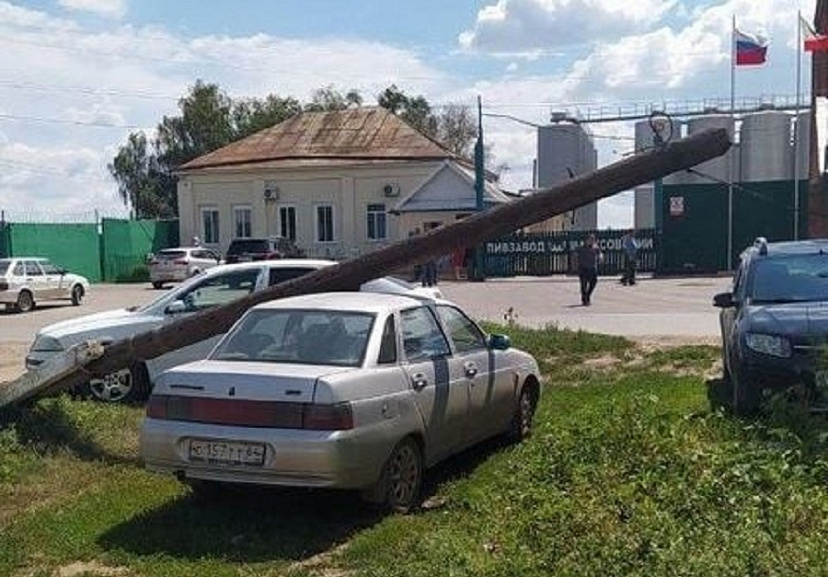 Под Саратовом сбитый иномаркой столб рухнул на «Ладу»