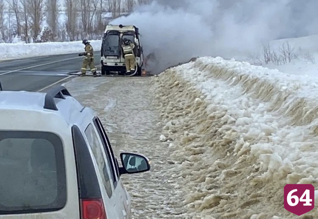 На трассе под Саратовом сгорел автомобиль скорой помощи