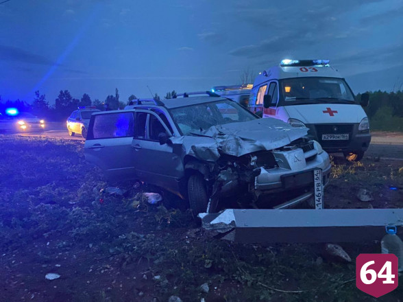 Два человека пострадали при столкновении иномарки со столбом под Саратовом 