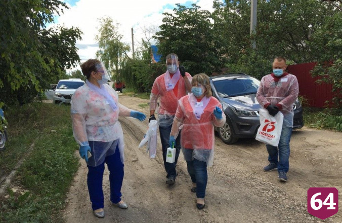 Саратовцы продолжают досрочно голосовать по поправкам на дому 