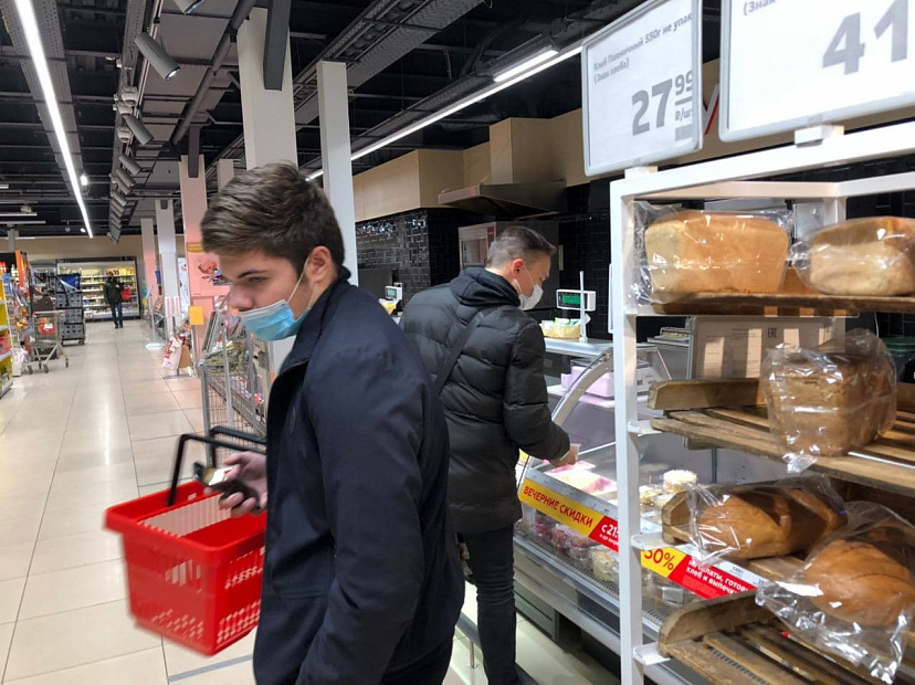 Жители Саратова стали ходить за продуктами в масках