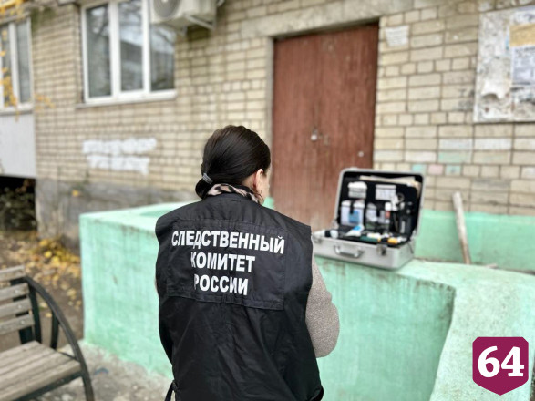 У подъезда дома под Саратовом нашли зарезанного мужчину