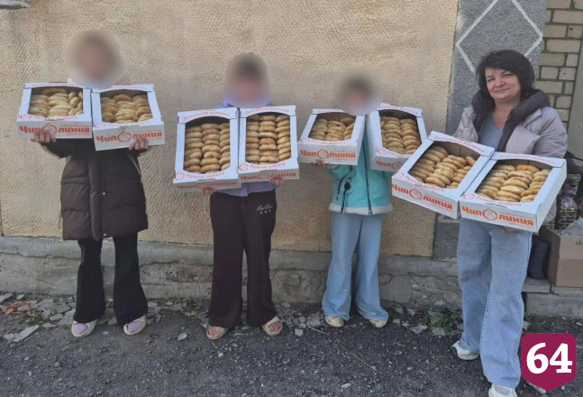 Семья из Саратовской области испекла более 200 домашних пирожков для фронта