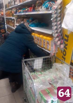 Саратовские пенсионерки продавали сахар стаканами