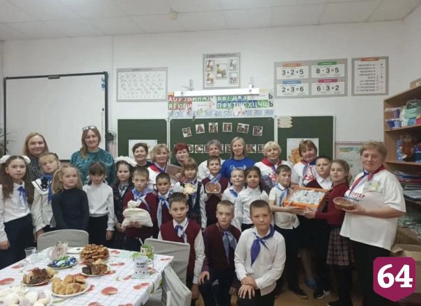 Саратовские пенсионеры со школьниками собрали душистый чай на фронт  
