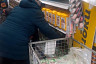 Саратовские пенсионерки продавали сахар стаканами