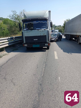 В Саратове пассажирка иномарки покалечилась в ДТП с грузовиком