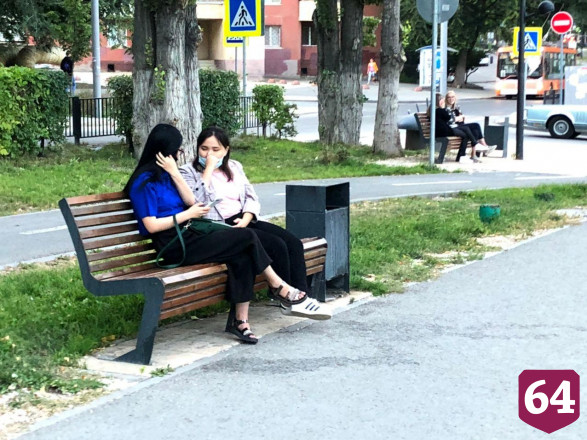 Жители Саратова вышли на вечернюю прогулку без масок