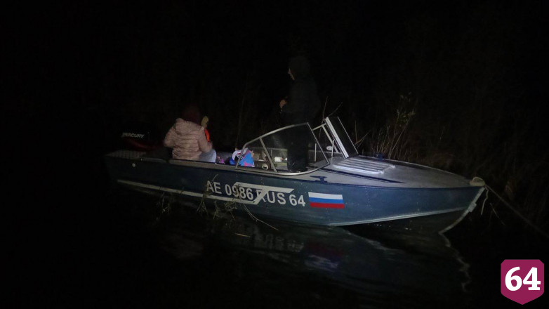 На Волге спасатели эвакуировали семью с ребенком