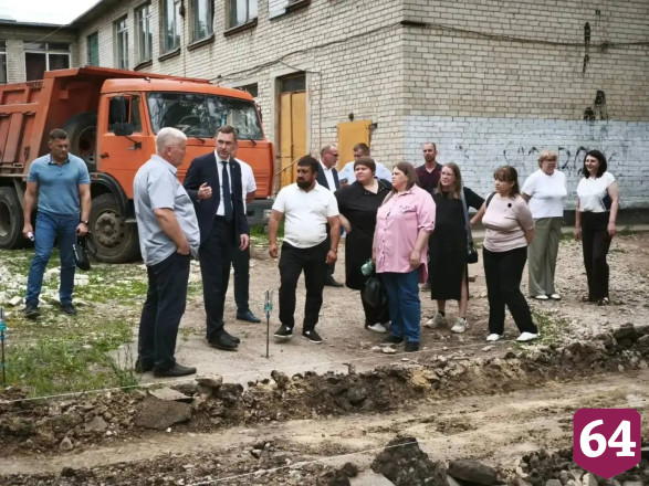 В Энгельсе между школой и детсадом обустраивают тротуар