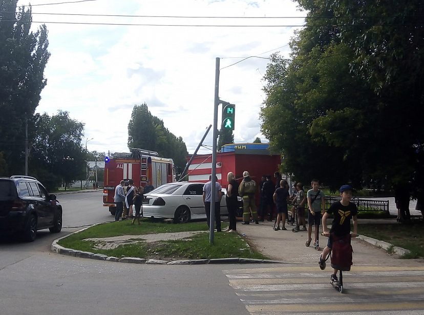 Иномарка из свадебного кортежа влетела в торговый павильон