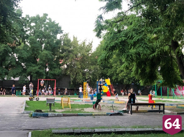 Жители Саратова вышли на вечернюю прогулку без масок