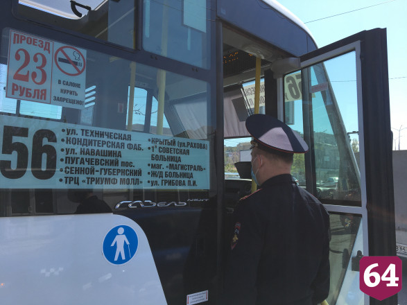 Автоинспекторы Саратова вручали водителям автобусов маски