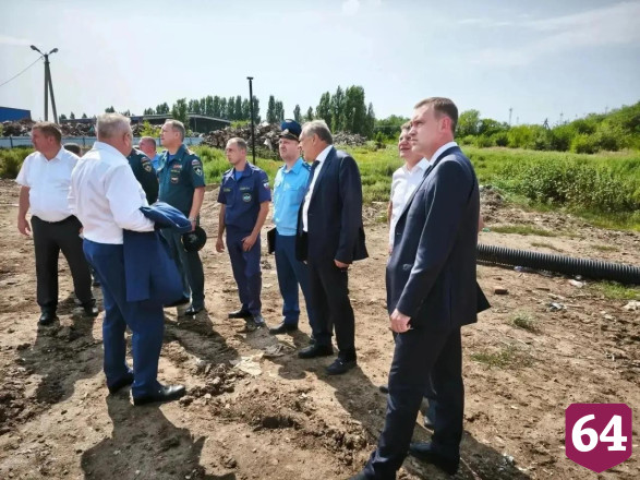 На полигоне в Энгельсе обсыпают грунтом очаги тления