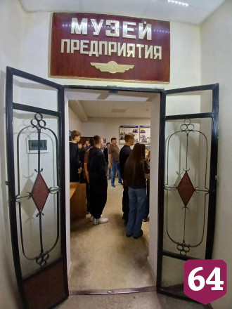 Саратовским школьникам показали клюшку Третьяка и сноп Ельцина