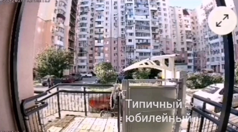 В Саратове рядом с прохожим с многоэтажки рухнул кирпич