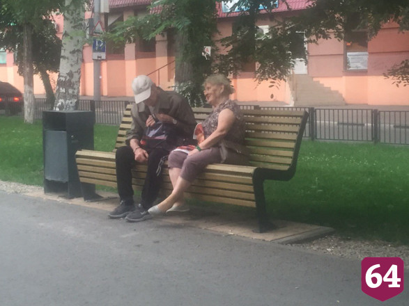 Саратовцы отдыхают в скверах и ходят за покупками без масок