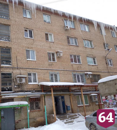 Горожане рассказали об огромных сосульках бесхозного дома