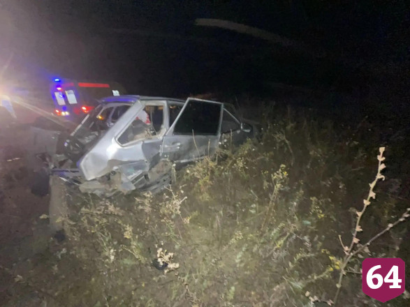 Два человека покалечились при опрокидывании автомобиля на саратовской трассе