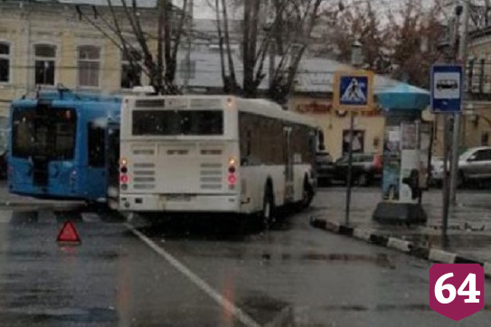 Главу Саратова возмутило ДТП с обгонявшим троллейбус автобусом