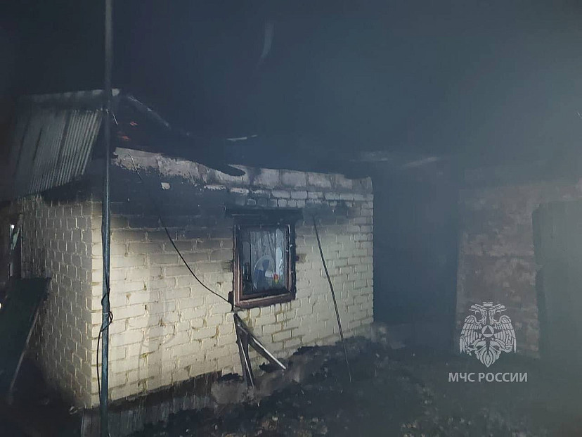 Под Саратовом пожар уничтожил баню и летнюю кухню