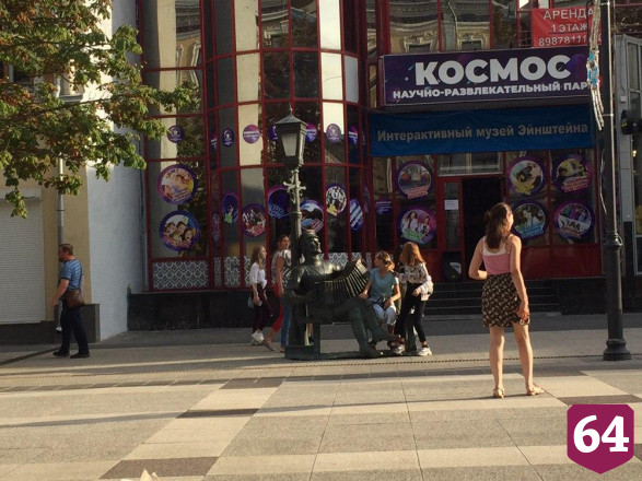 Подростки без масок массово катаются на самокатах по проспекту Кирова