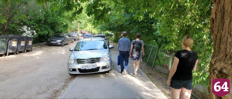 В Саратове автохамы заняли тротуар на пути к школе