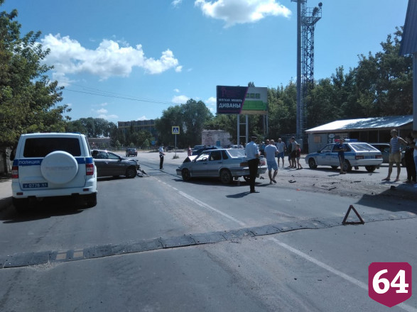 Уснувший водитель «Лады» протаранил иномарку у автобусной остановки