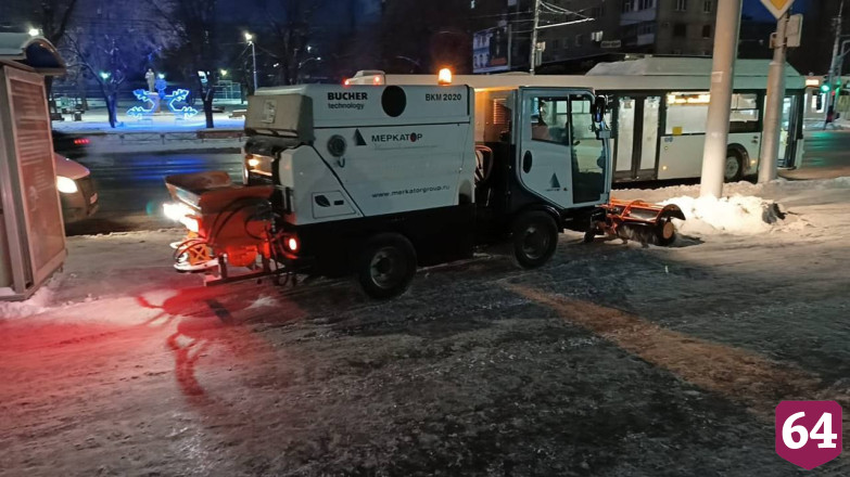 Снег в Саратове убирали 223 единицы техники