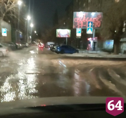 В центре Саратова разлилась коммунальная река