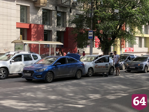 ДТП с такси спровоцировало пробку в центре Саратова