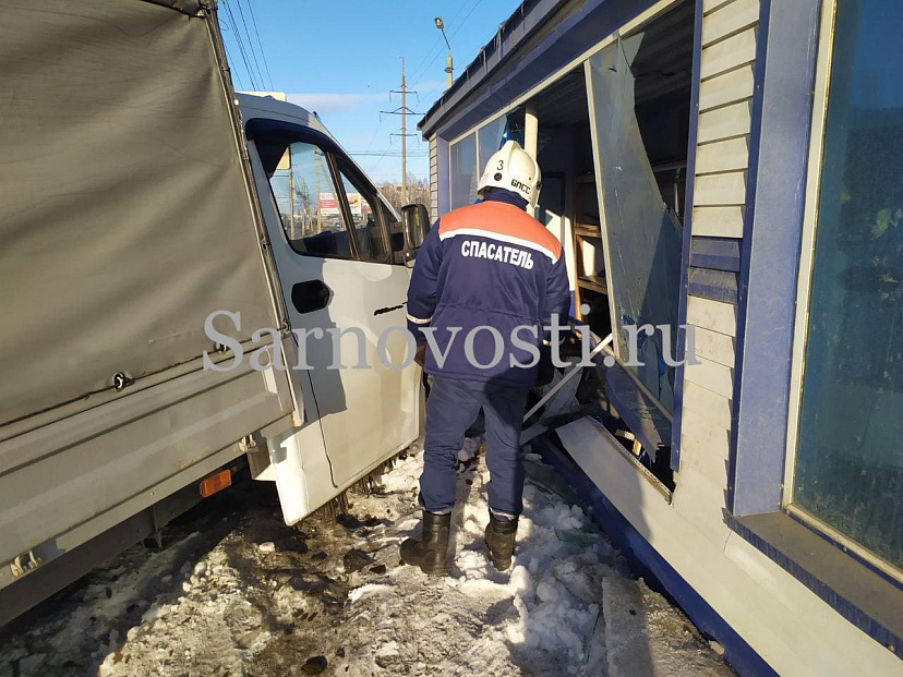 Под Саратовом грузовик влетел в магазин после столкновения с автобусом 