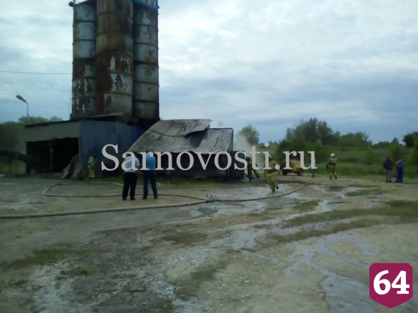 Саратовские пожарные тушили полыхающий ангар предприятия