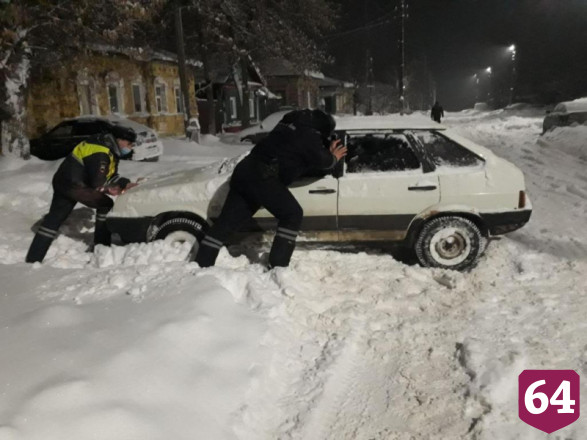 Сотрудники ГИБДД освободили машины саратовцев из снежного плена