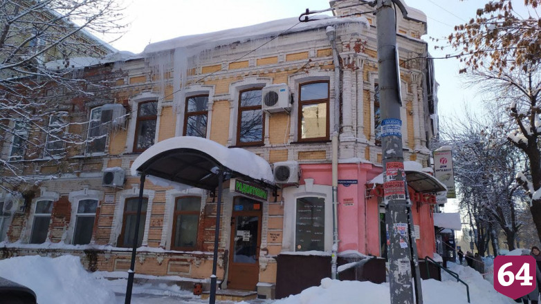 Жительницу Саратова напугали сосульки на домах рядом с детсадом  