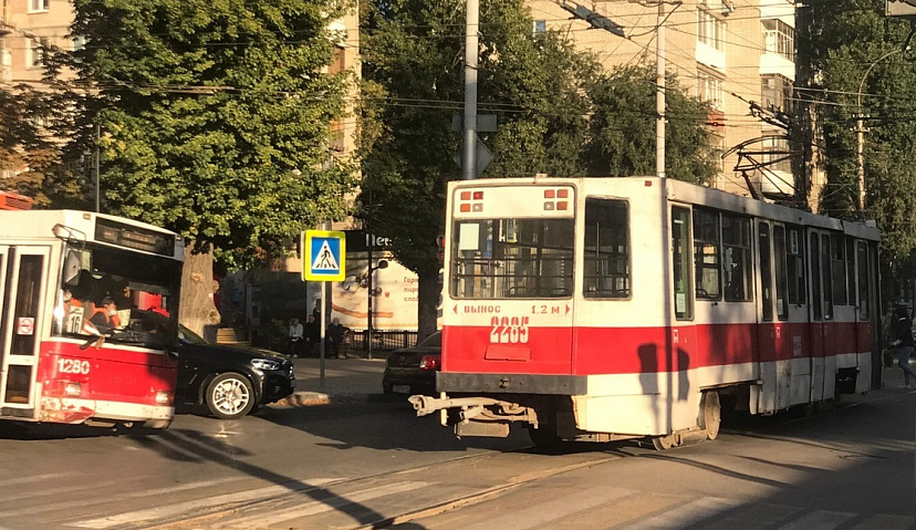 В центре Саратова остановились троллейбусы и трамваи